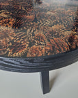 Detail van het blad van Bijzettafel Dennenappels Hout, ingelegd met natuurlijke dennenappels