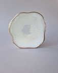 By Hand Onderzetter Ardha in epoxy, wit met subtiel glinsterend centrum en gouden rand – handgemaakt interieuraccessoire.