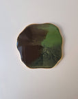 By Hand Onderzetter Earth, handgemaakt van epoxy in groen en bruin met goudkleurige rand – uniek interieuraccessoire.