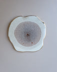 By Hand Onderzetter Erde, bovenaanzicht van handgemaakte epoxy onderzetter in wit en bruin met goudaccent – unieke interieuraccessoire.