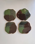 Set van vier By Hand onderzetters Earth, handgemaakt van epoxy in groen en bruin met goudkleurige rand – unieke interieuraccessoires