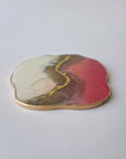 By Hand Onderzetter Tierra, handgemaakt van epoxy in wit, roze en bruin met goudaccent – unieke interieur onderzetter.