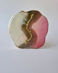 By Hand Onderzetter Tierra, handgemaakt van epoxy in wit, roze en bruin met gouden accent – unieke interieur onderzetter
