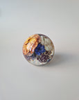 Flower Shower Bol Bruiloft met kleurrijke bruidsbloemen, handgemaakt in epoxy als blijvende herinnering aan de trouwdag.