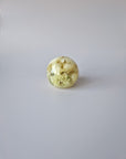 Flower Shower Bol Uitvaart met witte bloem, handgemaakt van epoxy om rouwbloemen en herinneringen tastbaar te bewaren.