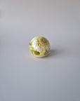 Flower Shower Bol Uitvaart met witte bloem, handgemaakt van epoxy om rouwbloemen en herinneringen tastbaar te bewaren.