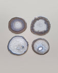 Set van vier By Nature Onderzetters Lua – Agaat in taupe, grijsblauw en wit, elk met unieke patronen.