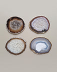 Set van vier By Nature Onderzetters Qamar in bruin en wit, elk met een eigen kristalstructuur.
