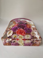 Liggende Flower Shower Boog van epoxy met gedroogde trouwbloemen in roze, paarse en crème tinten