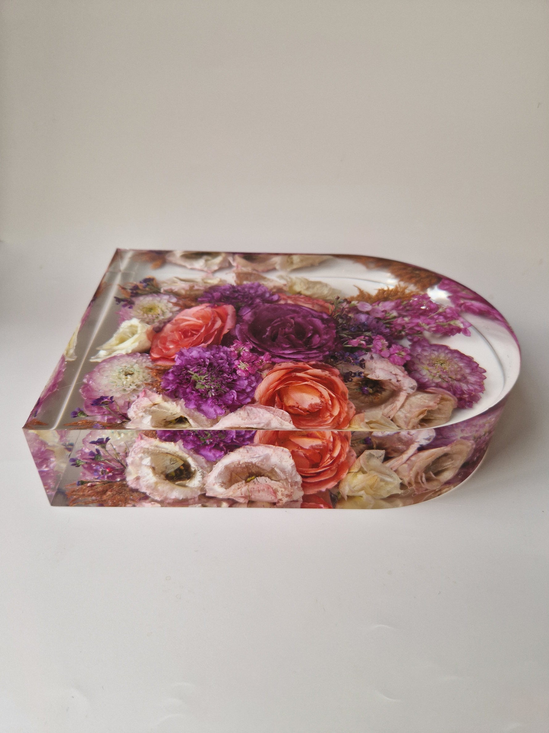 Flower Shower Boog in epoxy, zijaanzicht met roze en paarse bloemen