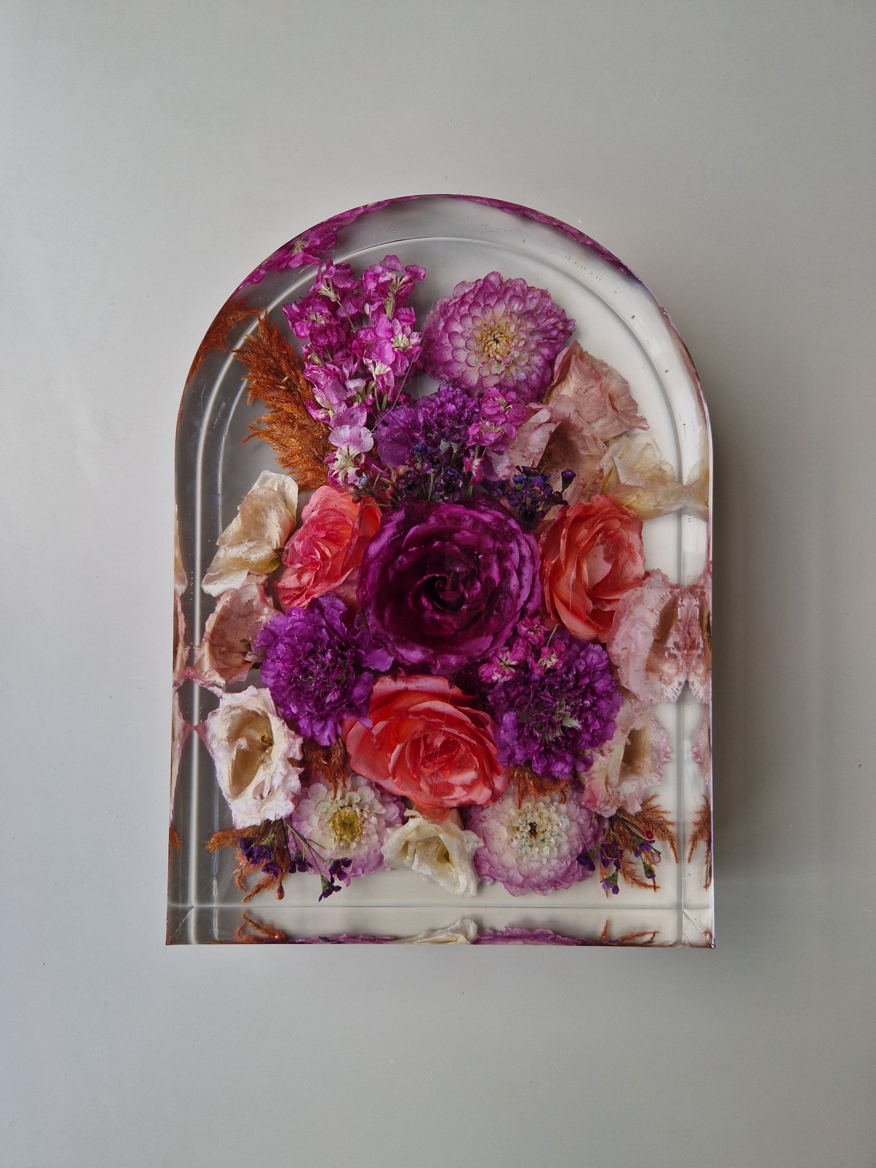 Flower Shower Boog van epoxy met gedroogde trouwbloemen in roze en paarse tinten