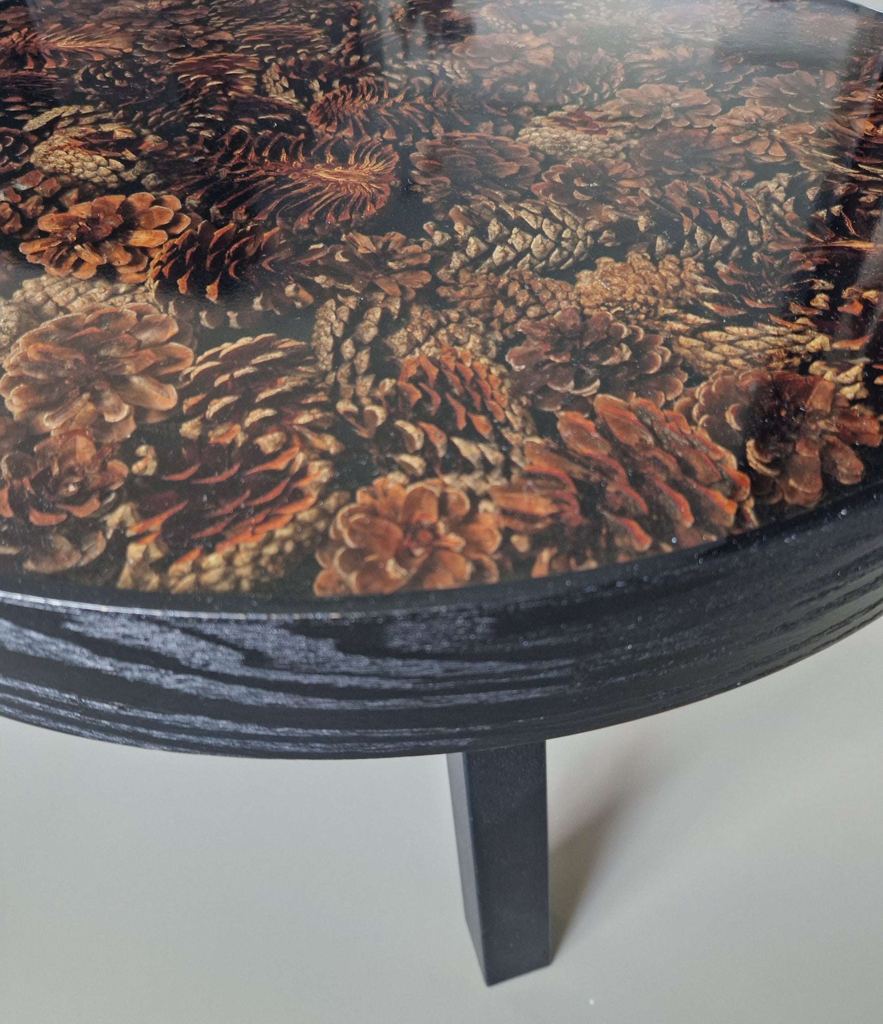 Detail van het blad van Bijzettafel Dennenappels Hout, ingelegd met natuurlijke dennenappels