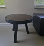 Bijzettafel Dennenappels Hout in een modern interieur met zwart houten onderstel