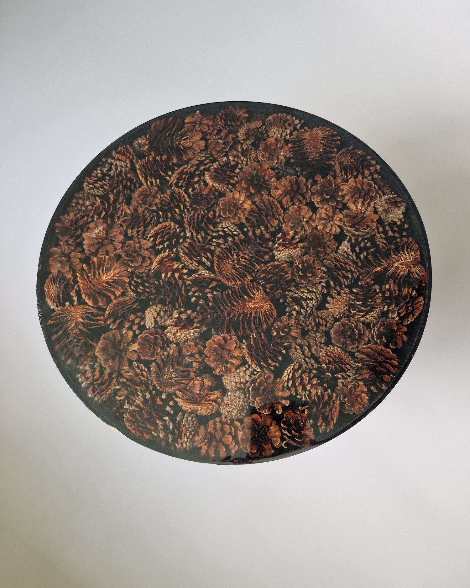 Bijzettafel Dennenappels Hout – rond tafelblad met ingelegde dennenappels, bovenaanzicht