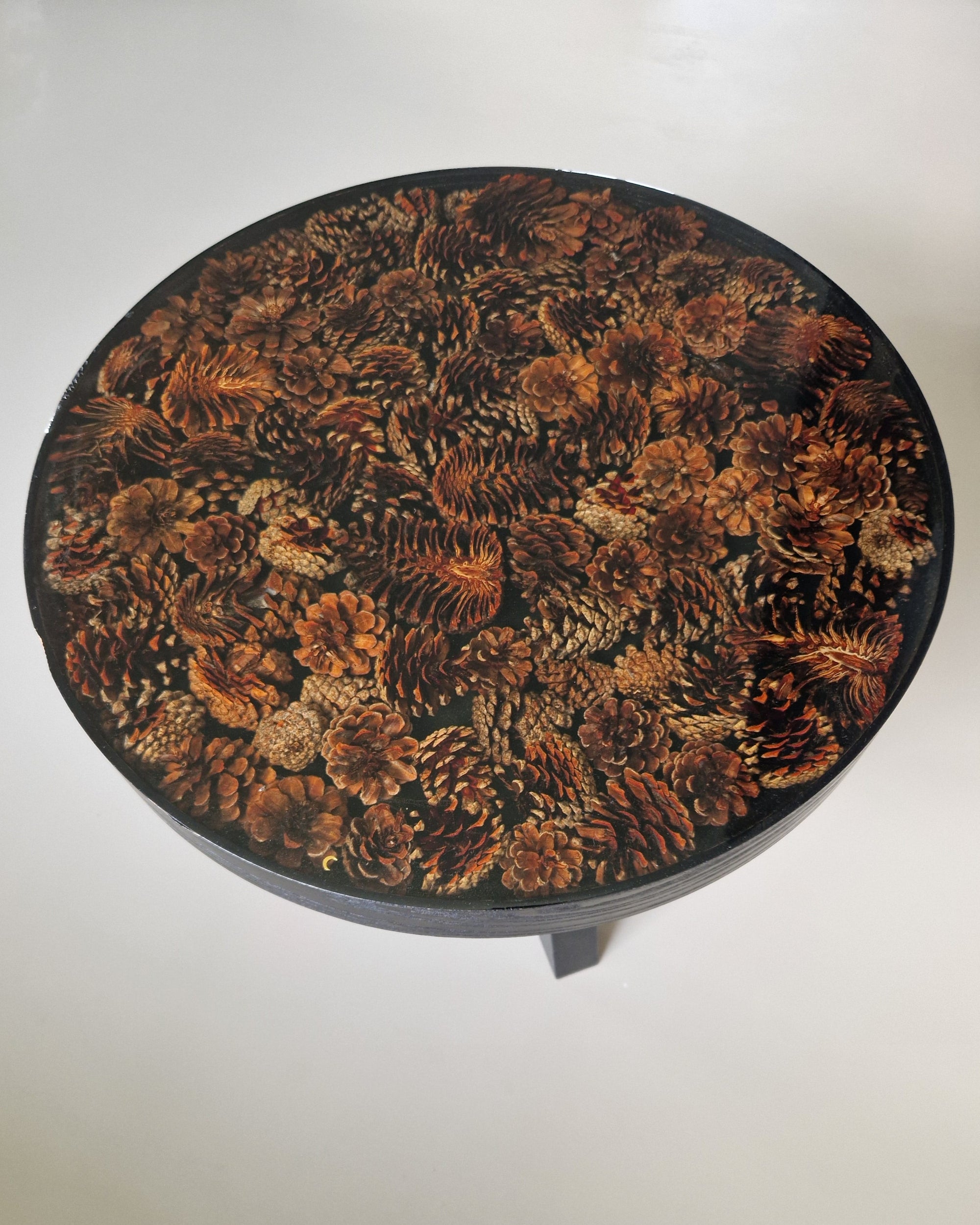 Rond tafelblad van Bijzettafel Dennenappels Hout met ingelegde dennenappels in warme bruine tinten
