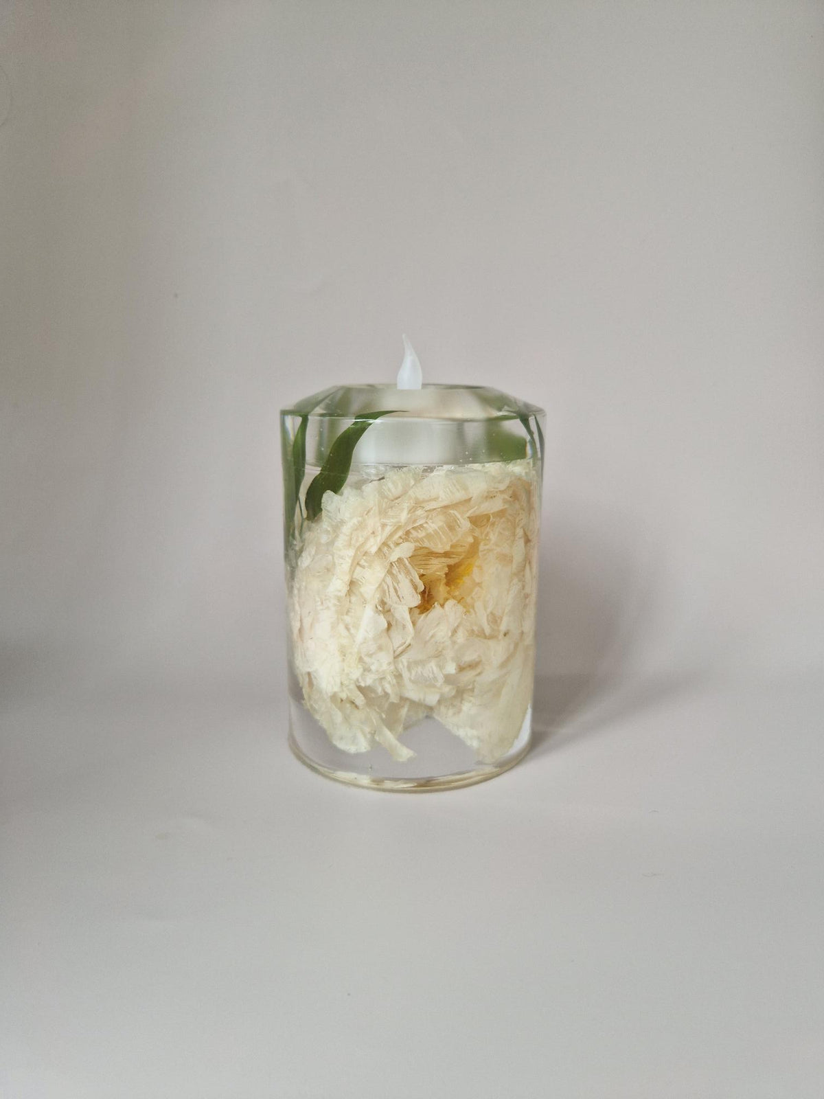 Transparante Flower Shower kaars met witte bloem en groen uit het bruidsboeket als blijvend aandenken