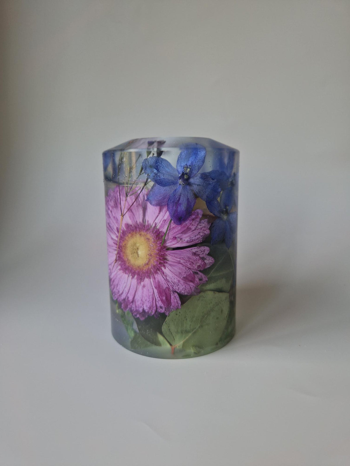 Flower Shower kaars met roze bloem en blauwe bloemen verwerkt in epoxy als aandenken aan de bruiloft