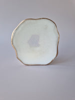 By Hand Onderzetter Ardha in epoxy, wit met subtiel glinsterend centrum en gouden rand – handgemaakt interieuraccessoire.
