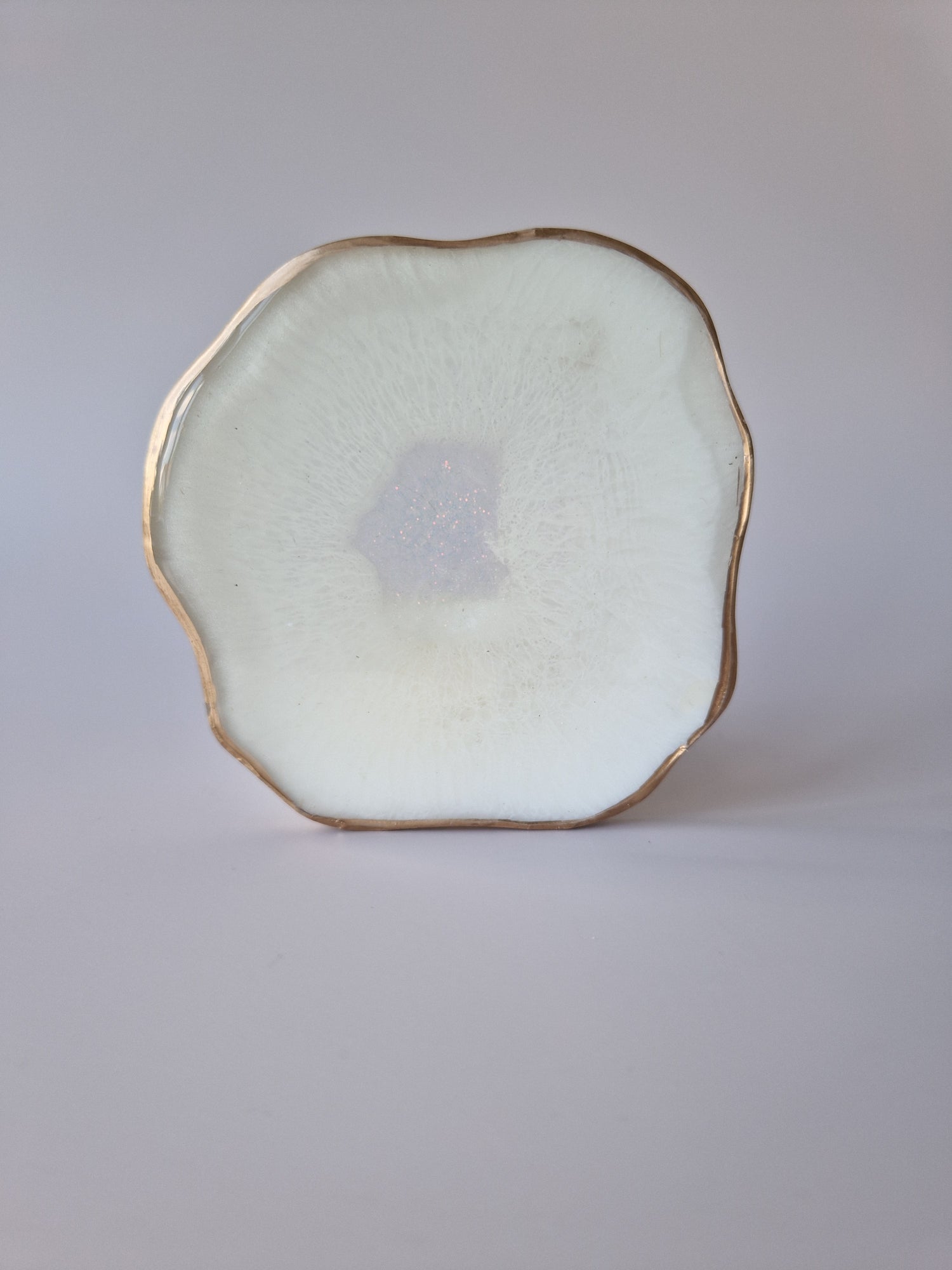 By Hand Onderzetter Ardha in epoxy, wit met subtiel glinsterend centrum en gouden rand – handgemaakt interieuraccessoire.