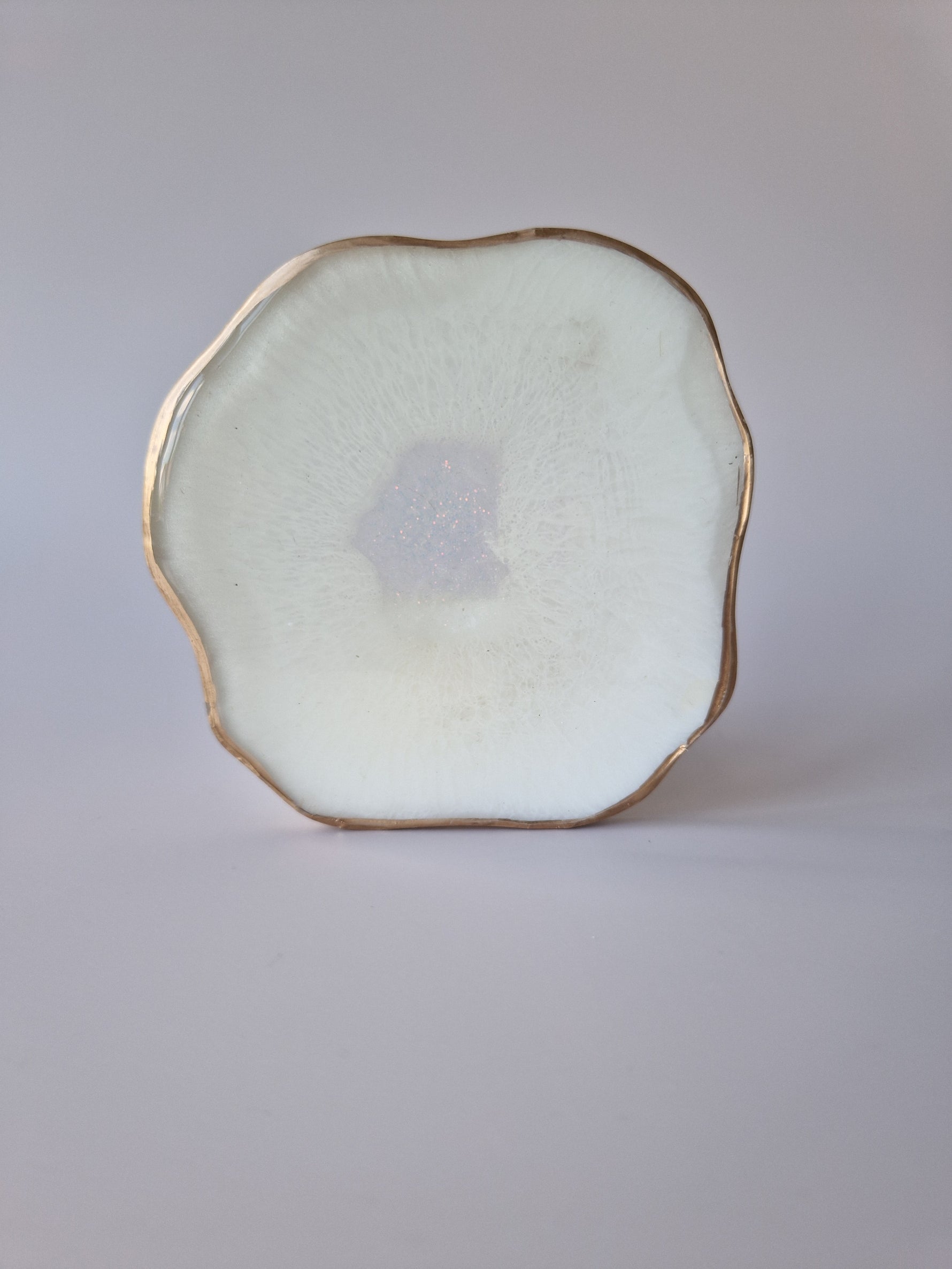 By Hand Onderzetter Ardha in epoxy, wit met subtiel glinsterend centrum en gouden rand – handgemaakt interieuraccessoire.