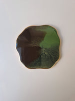 By Hand Onderzetter Earth, handgemaakt van epoxy in groen en bruin met goudkleurige rand – uniek interieuraccessoire.