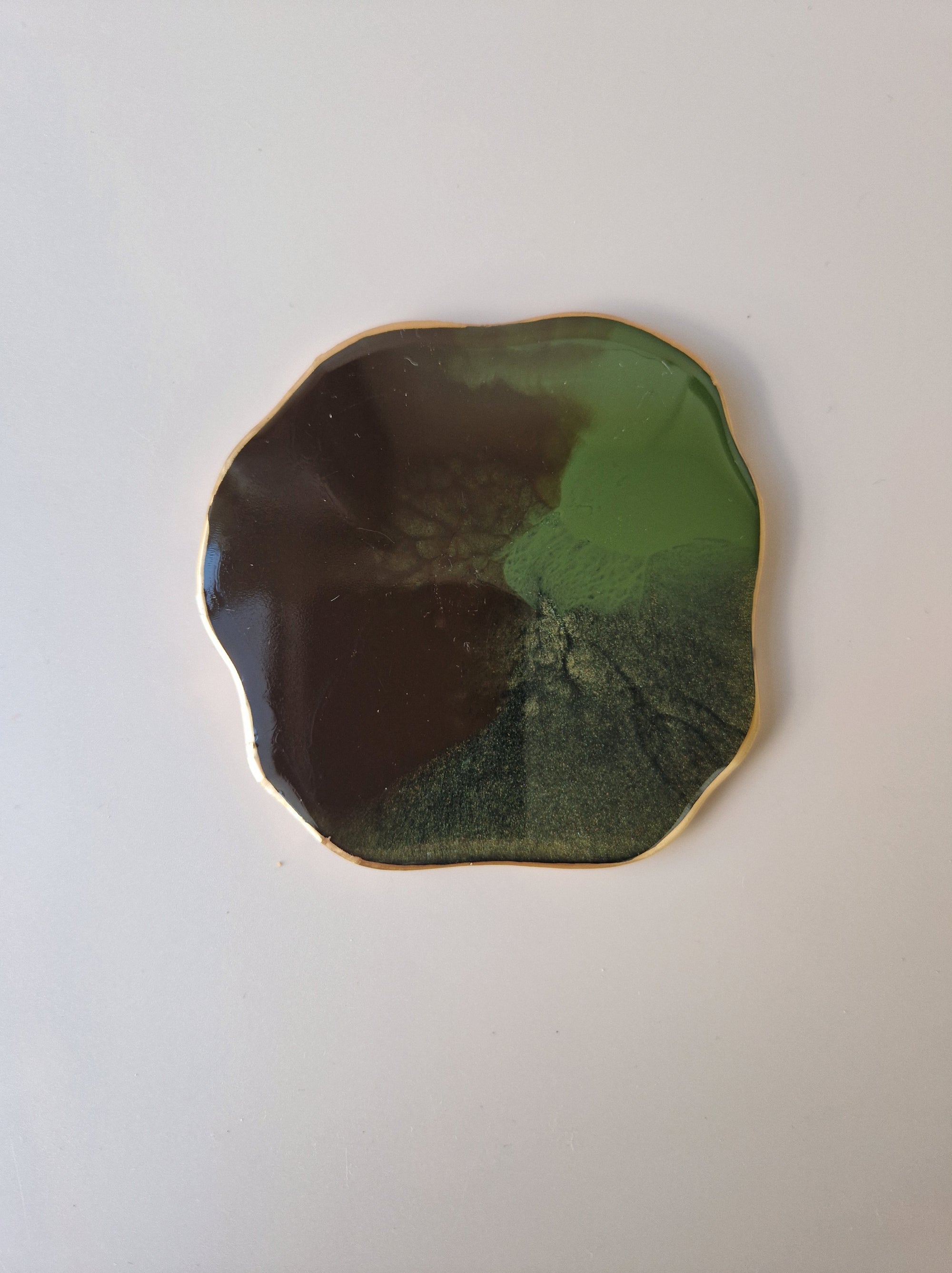 By Hand Onderzetter Earth, handgemaakt van epoxy in groen en bruin met goudkleurige rand – uniek interieuraccessoire.