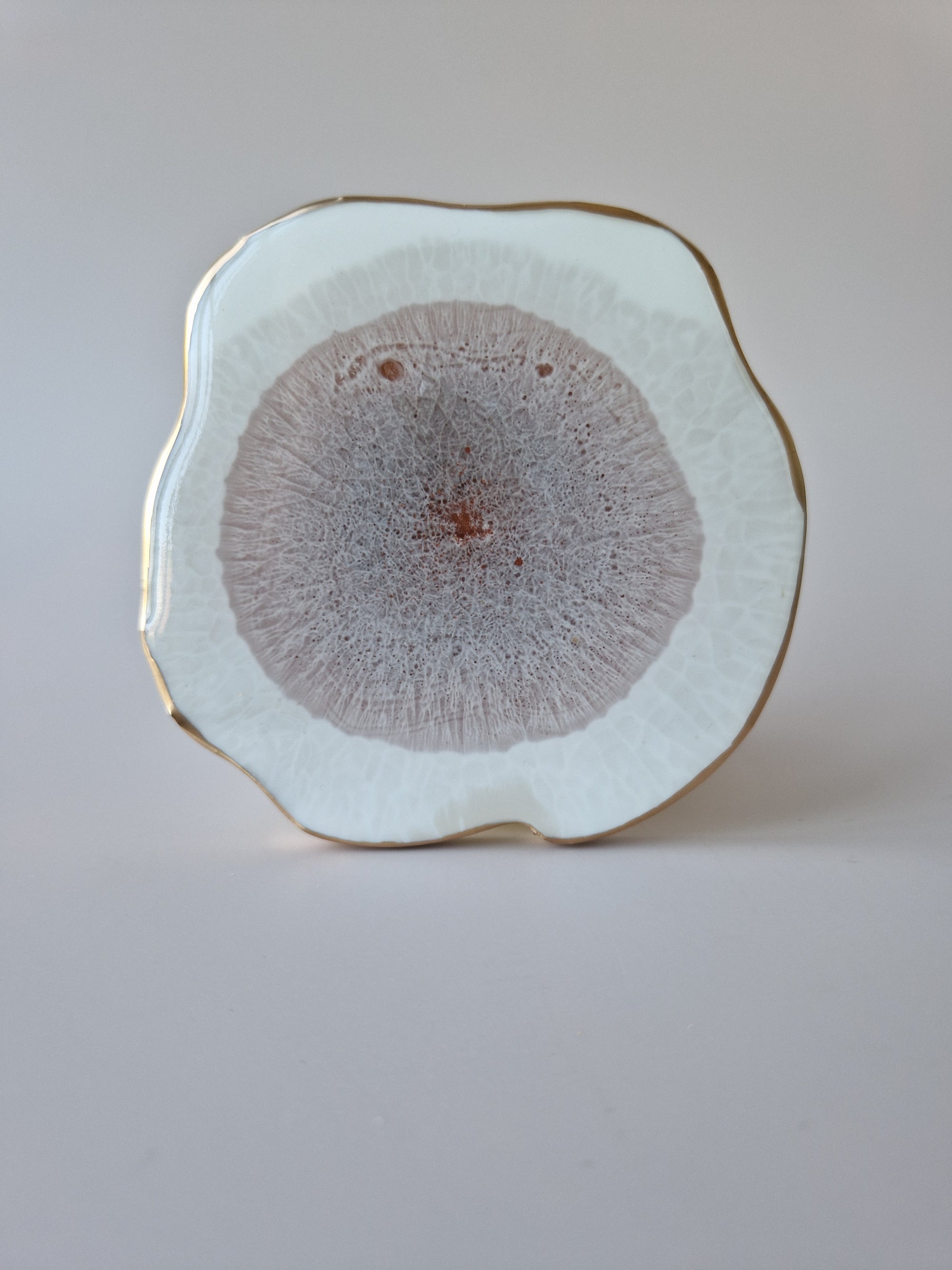 By Hand Onderzetter Erde, handgemaakt van epoxy in wit en bruin met goudaccent – unieke luxe interieur onderzetter.