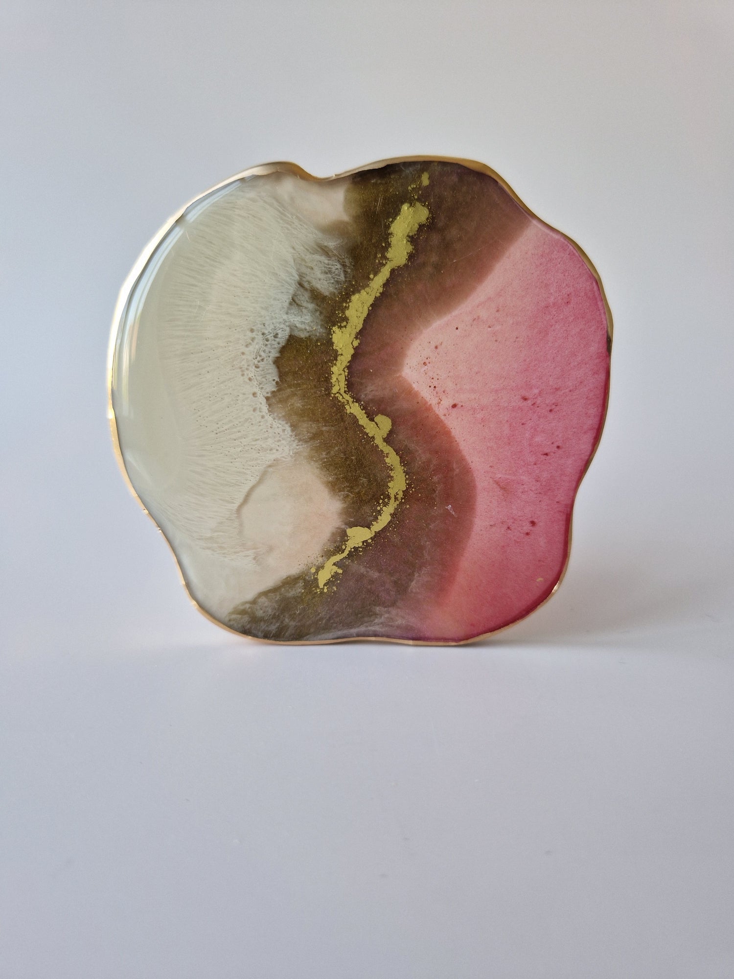 By Hand Onderzetter Tierra, handgemaakt van epoxy in wit, roze en bruin met gouden accent – unieke interieur onderzetter