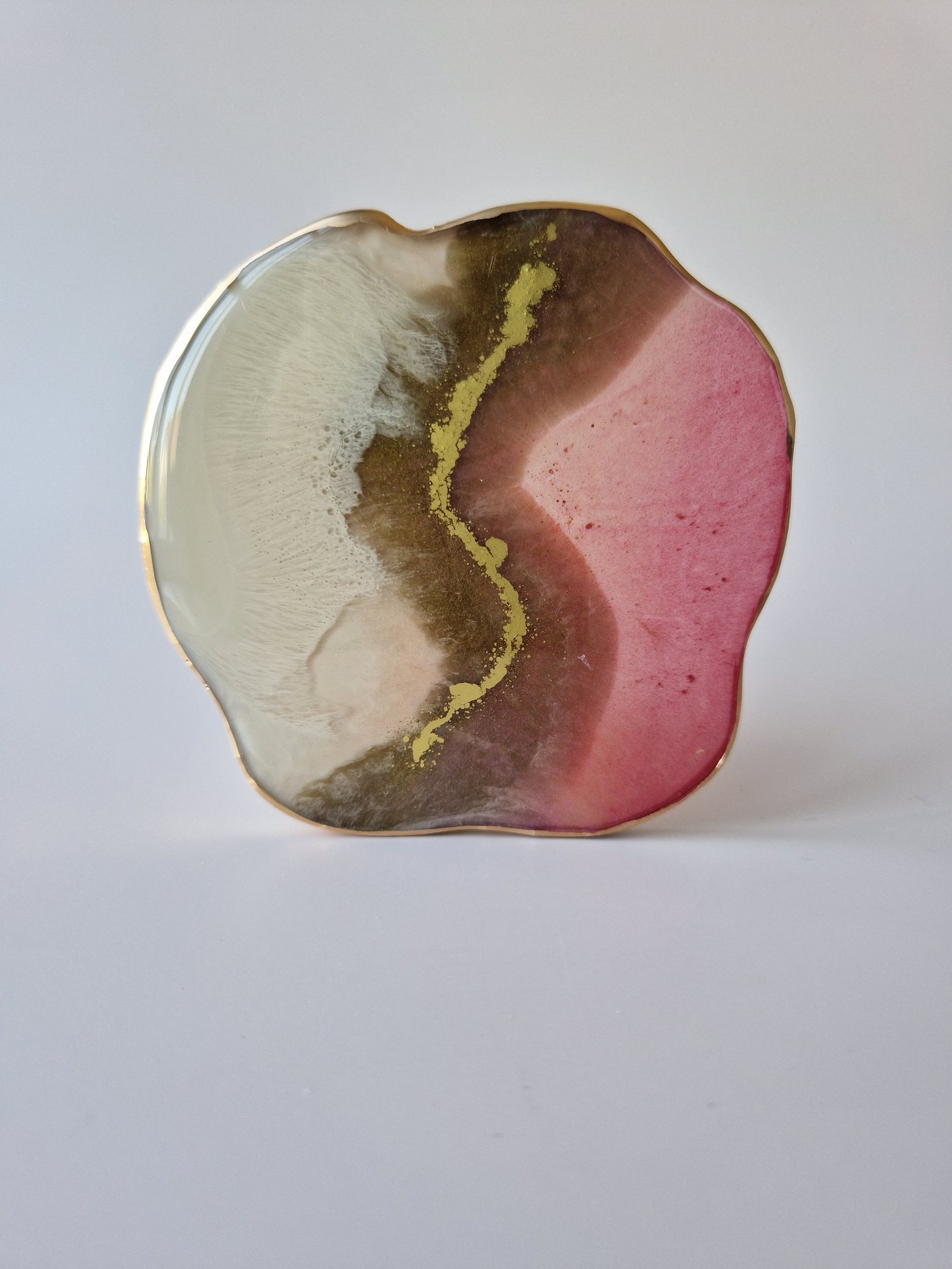 By Hand Onderzetter Tierra, handgemaakt van epoxy in wit, roze en bruin met gouden accent – unieke interieur onderzetter