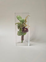 Corsage van de bruidegom bewaard in transparante epoxy als blijvend aandenken aan de trouwdag