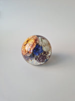 Flower Shower Bol Bruiloft met kleurrijke bruidsbloemen, handgemaakt in epoxy als blijvende herinnering aan de trouwdag.