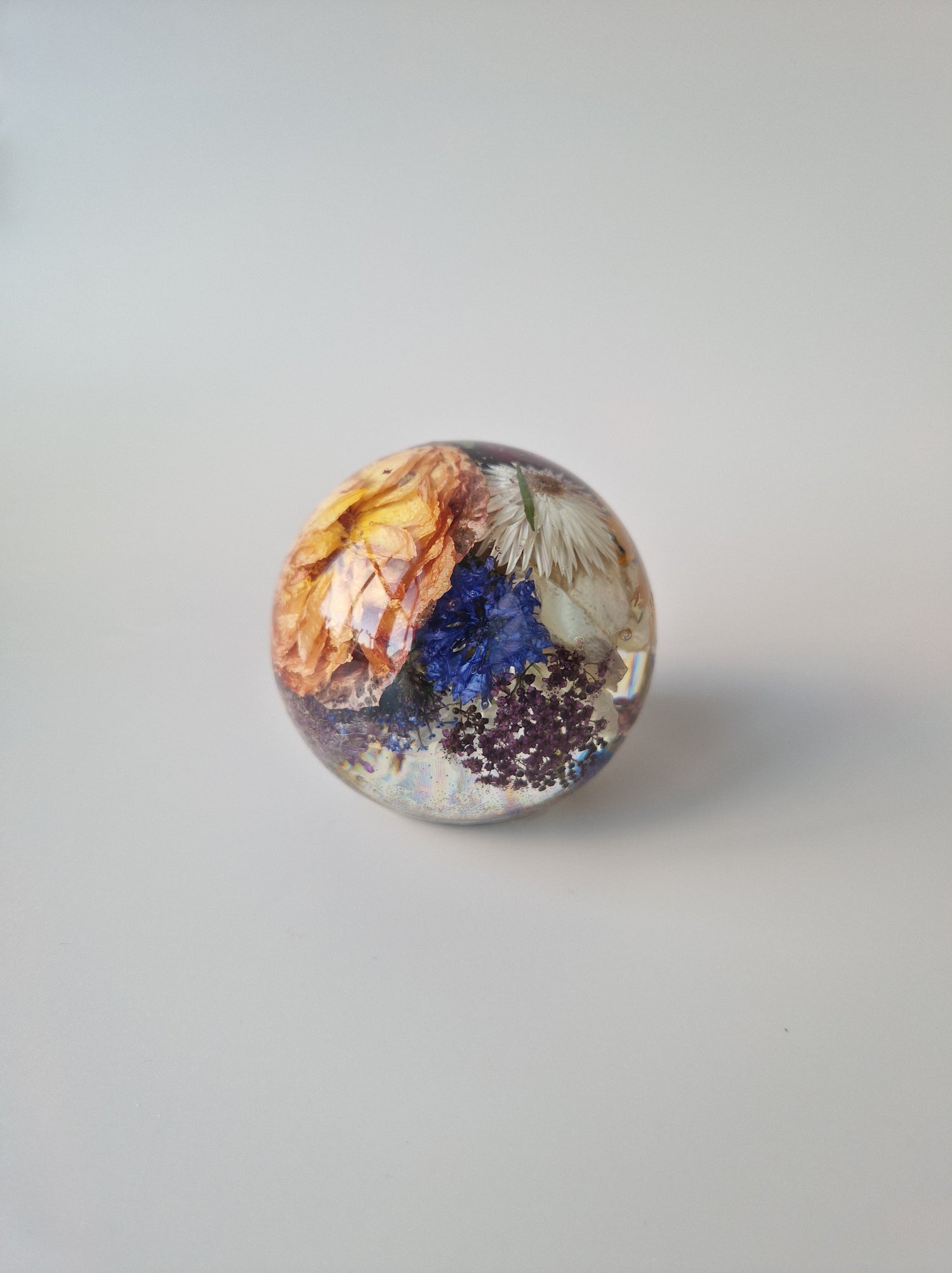 Flower Shower Bol Bruiloft met kleurrijke bruidsbloemen, handgemaakt in epoxy als blijvende herinnering aan de trouwdag.