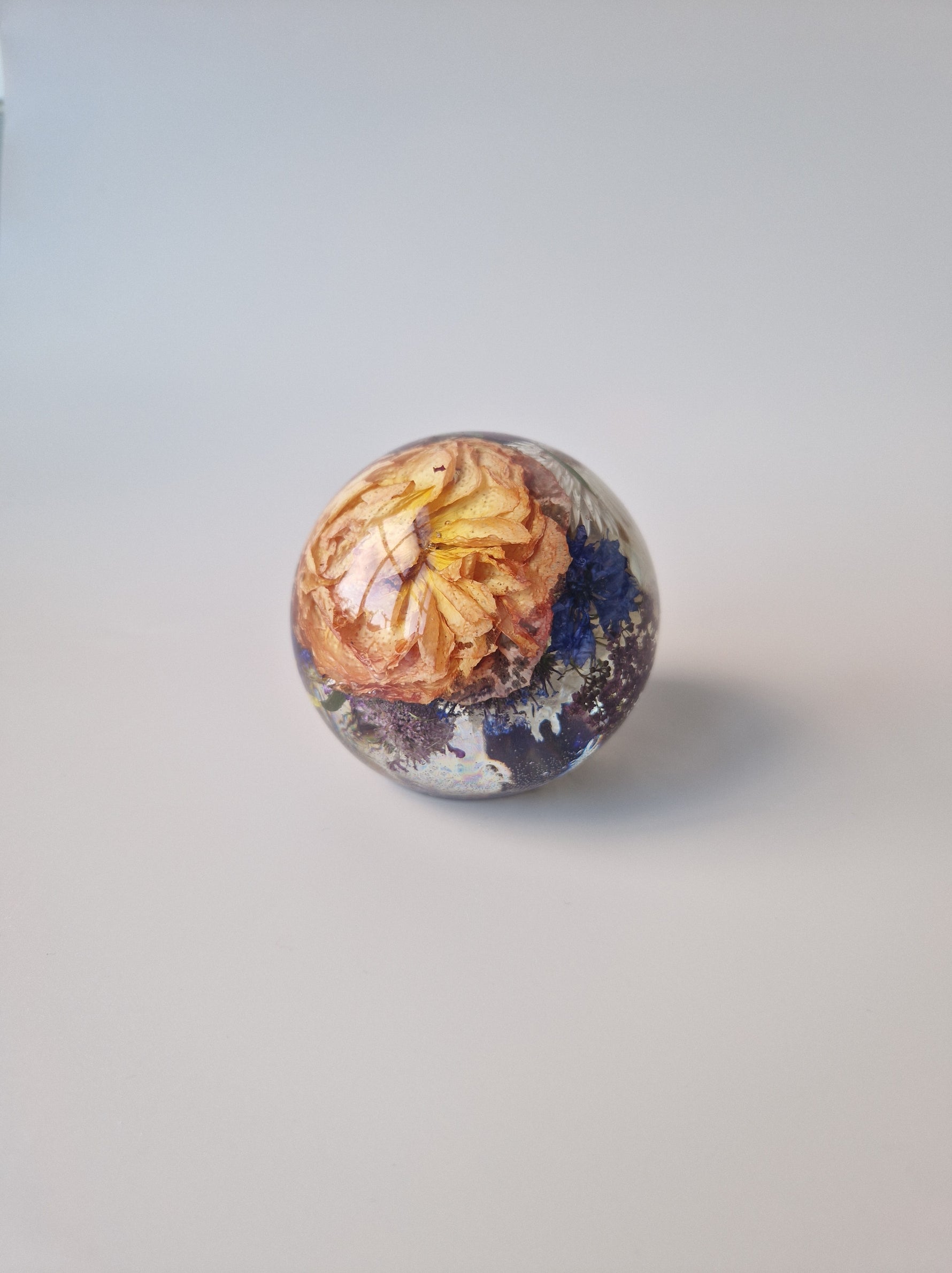 Flower Shower Bol Bruiloft met oranje bloem en blauwe accenten, handgemaakt in epoxy als blijvende herinnering aan de trouwdag.