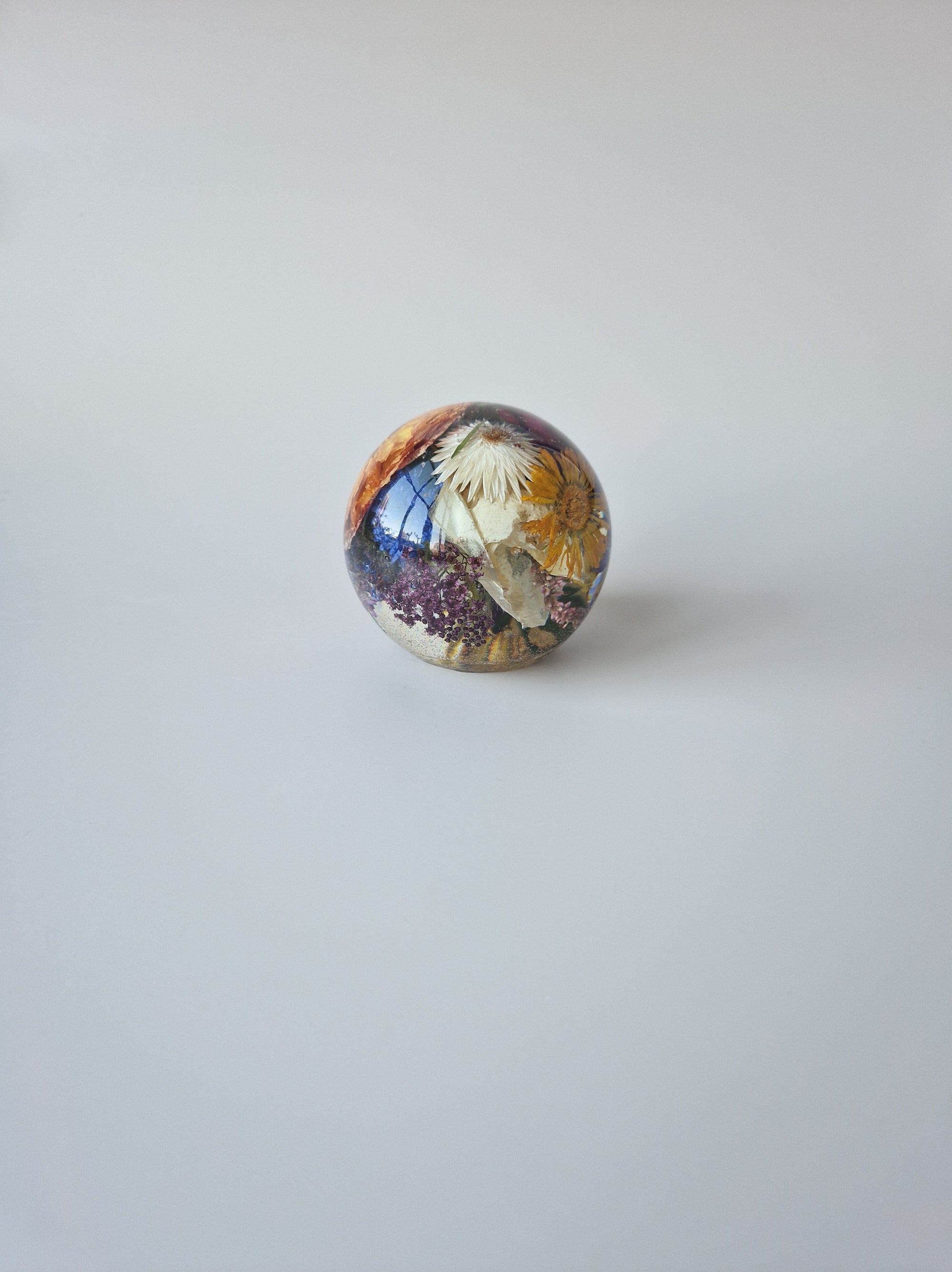 Flower Shower Bol Bruiloft met witte en gele bloemen en paarse accenten, handgemaakt in epoxy als tastbare herinnering aan de trouwdag.