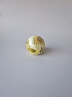 Flower Shower Bol Uitvaart met witte bloem, handgemaakt van epoxy om rouwbloemen en herinneringen tastbaar te bewaren.