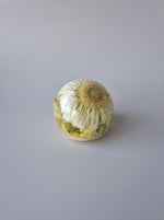 Flower Shower Bol Uitvaart met witte bloem, handgemaakt van epoxy om rouwbloemen en herinneringen te bewaren