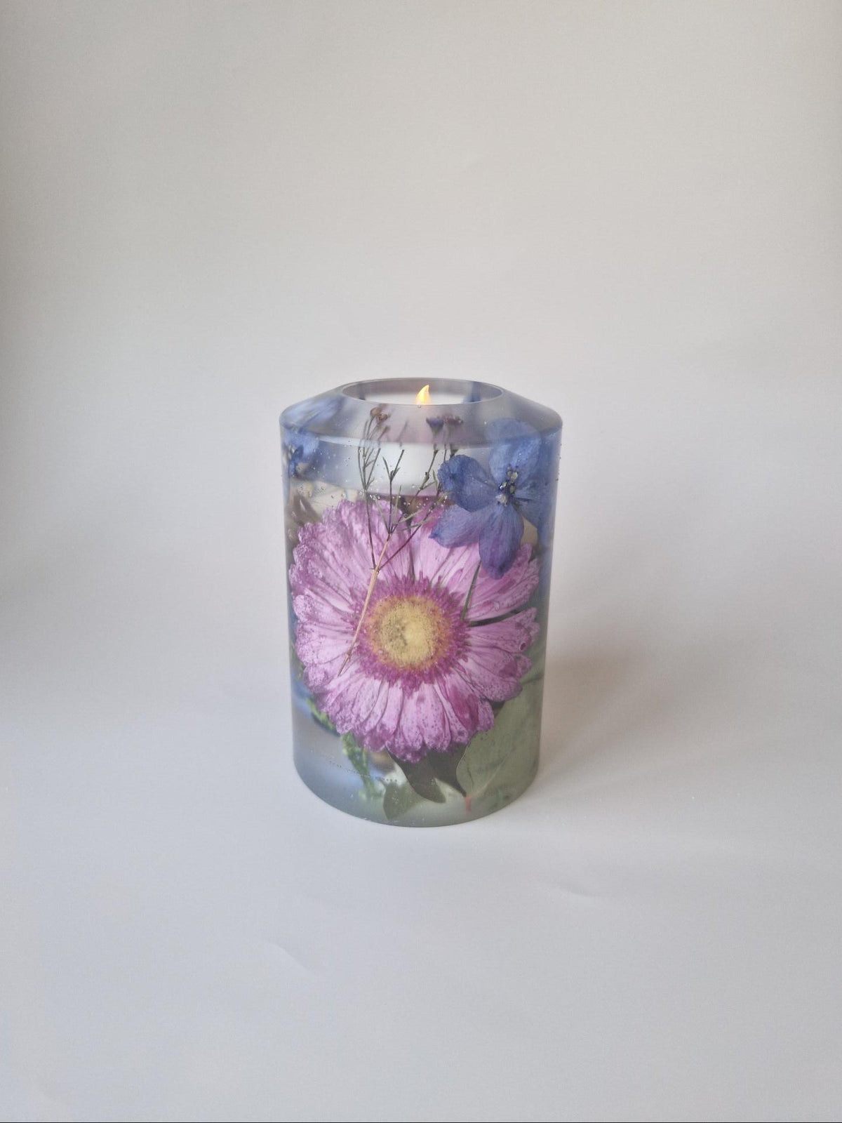 Flower Shower bruiloft kaars met roze en blauwe bloemen uit het bruidsboeket bewaard in transparante epoxy