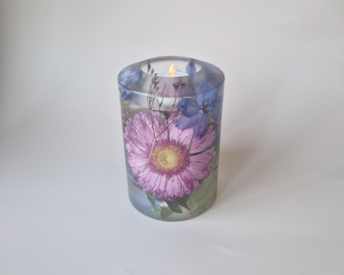Flower Shower bruiloft kaars met kleurrijke bloemen uit het bruidsboeket bewaard in transparante epoxy