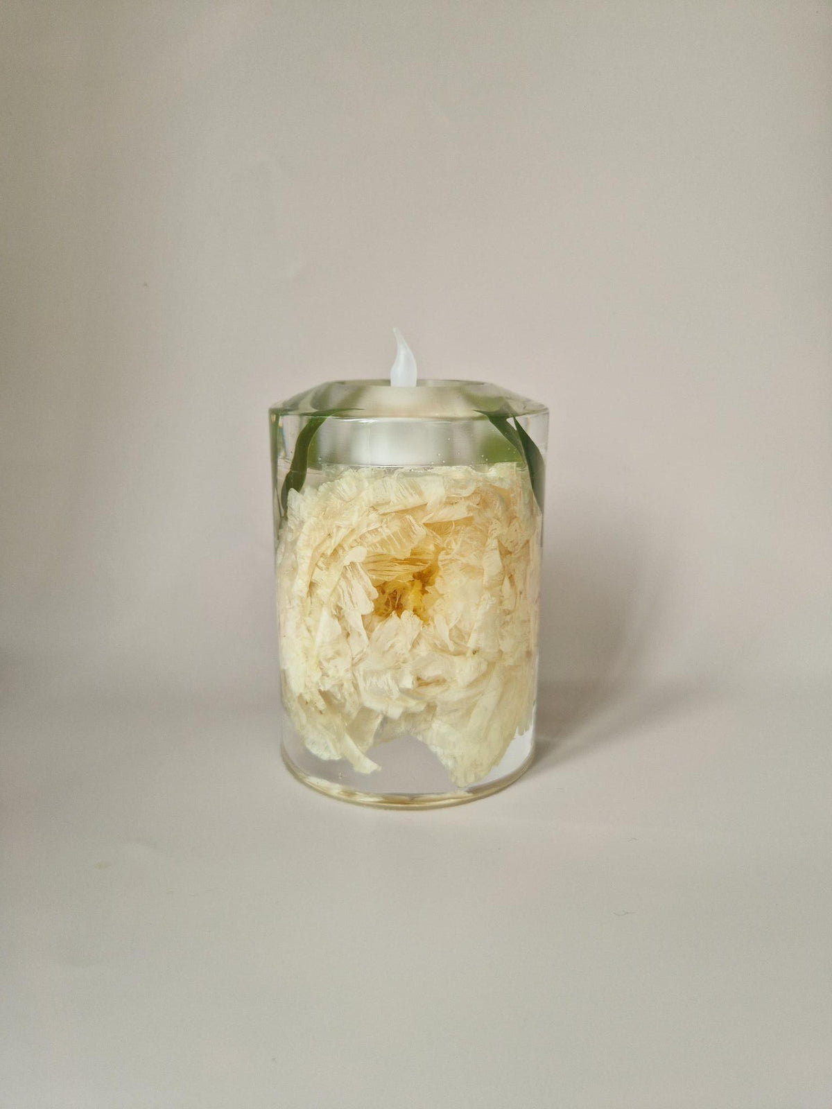 Flower Shower bruiloft kaars met een grote witte bloem uit het bruidsboeket bewaard in epoxy