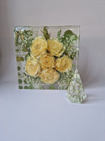 Flower Shower ringhouder 6 x 10 cm naast een epoxy aandenken met bewaarde gele rozen uit het bruidsboeket