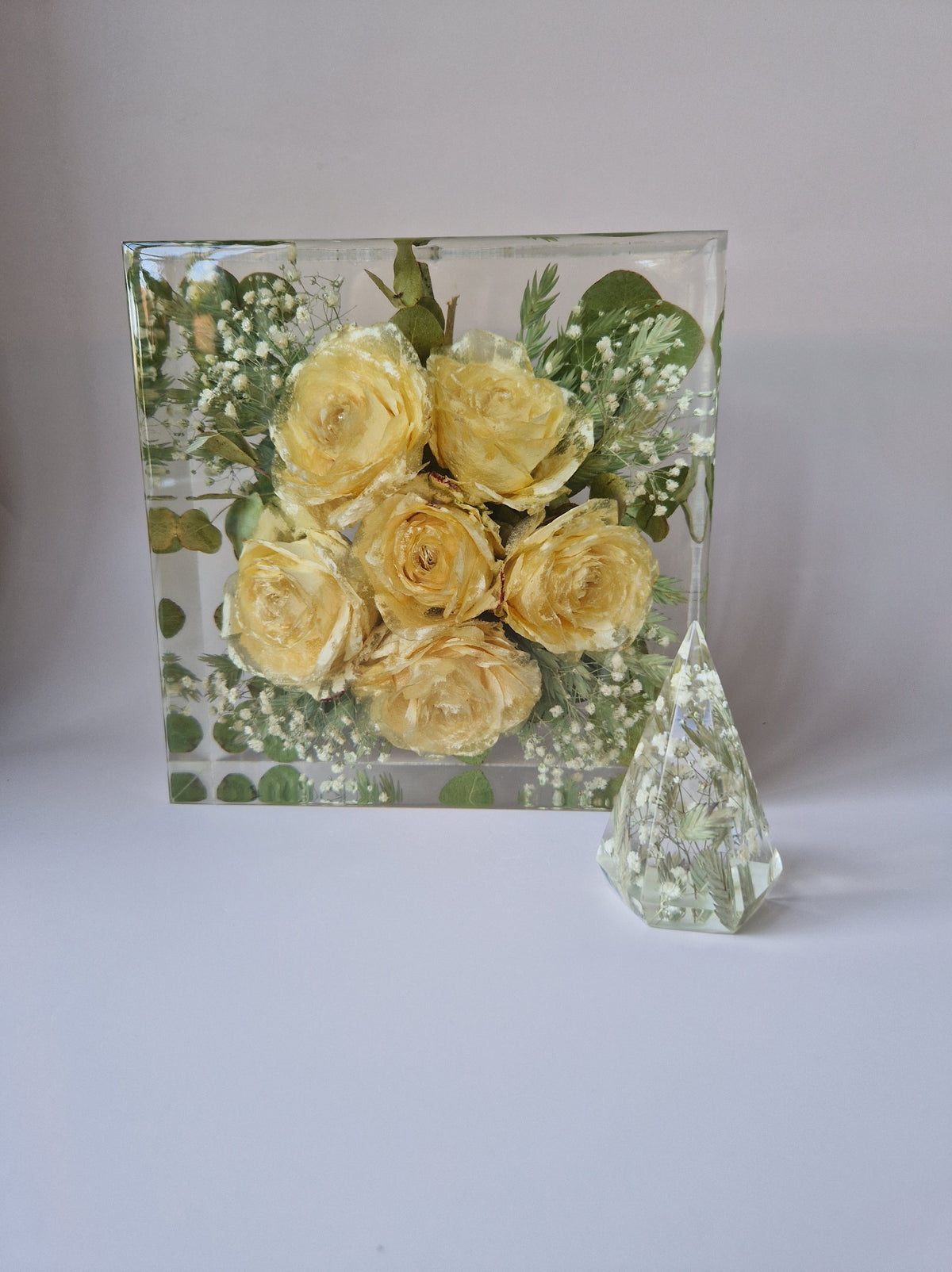 Flower Shower ringhouder 6 x 10 cm naast een epoxy aandenken met bewaarde gele rozen uit het bruidsboeket