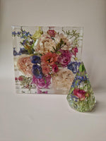 Flower Shower ringhouder 7 x 12 cm naast een groter epoxy aandenken met bloemen uit het bruidsboeket