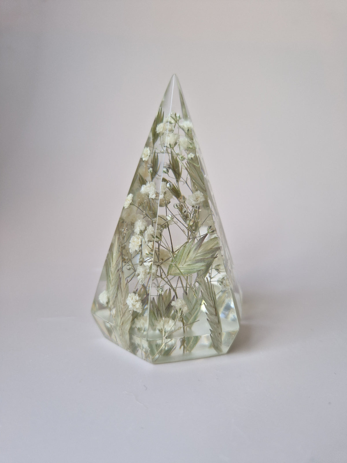 Flower Shower ringhouder 6 x 10 cm met witte bloemen en groen uit het bruidsboeket bewaard in epoxy