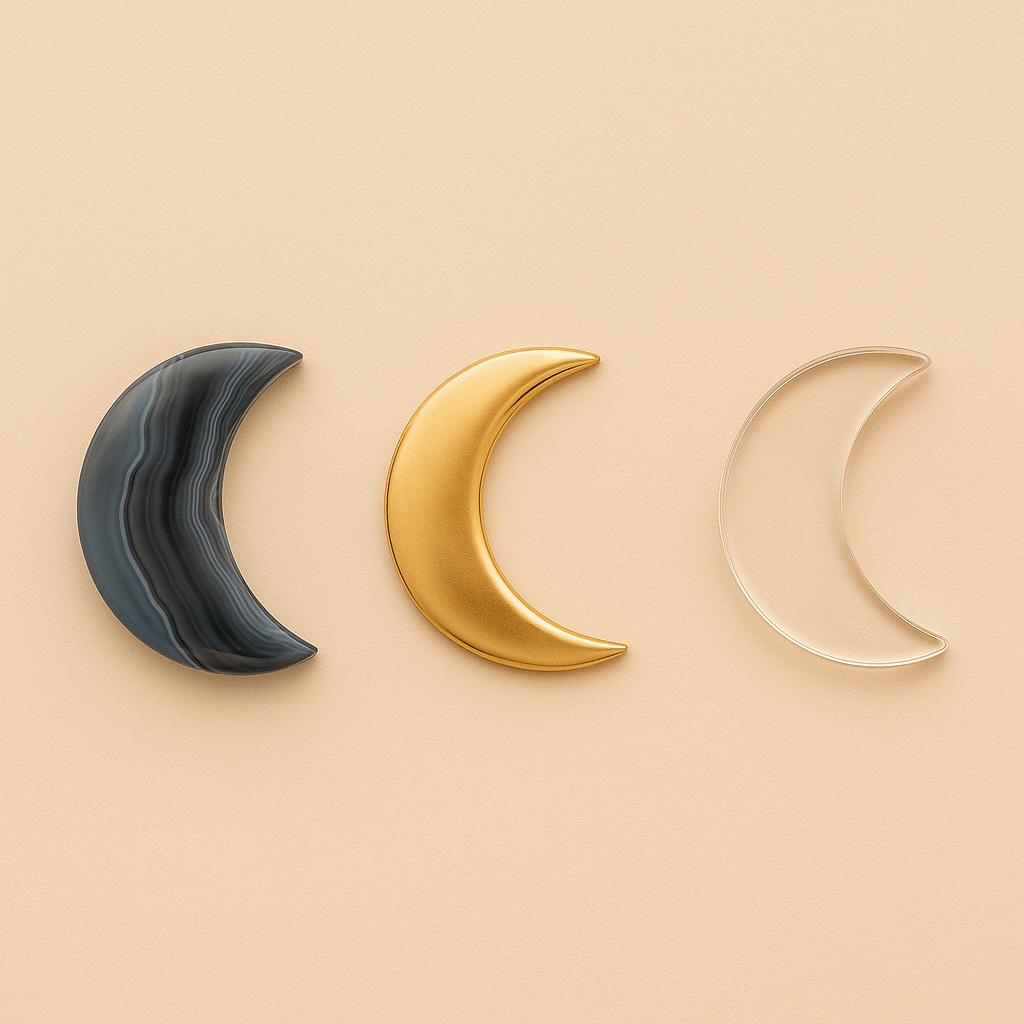 Drie maanvormen van agaat, goud en epoxy op beige achtergrond, symbolen van de materialen waarmee Moonstork werkt