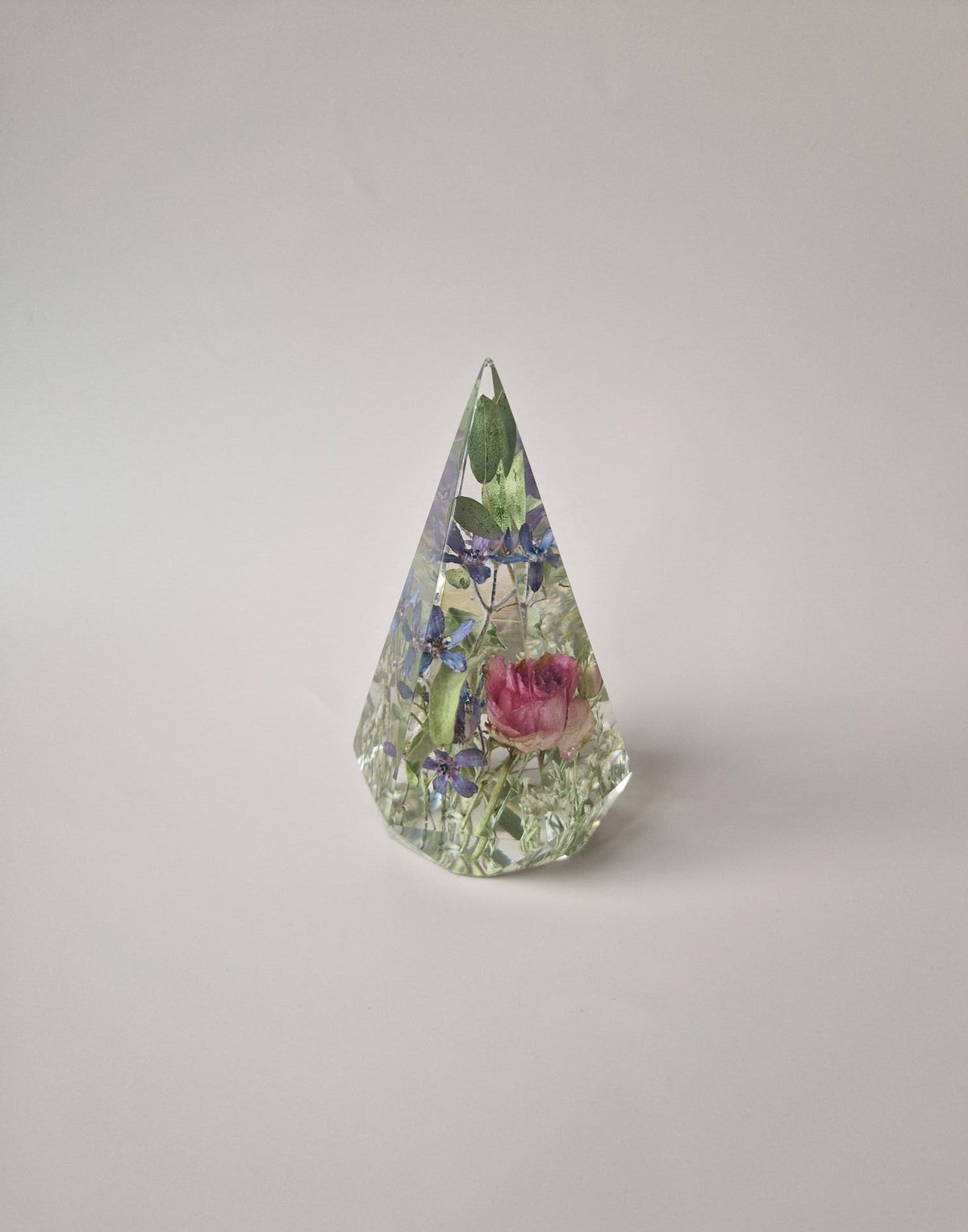 Ringhouder van 7 x 12 cm met kleurrijke bloemen uit een bruidsboeket verwerkt in epoxy