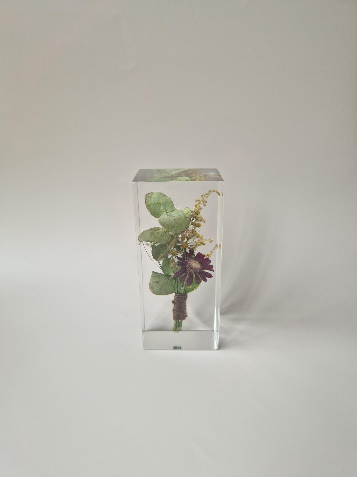 Flower Shower met de corsage van de bruidegom bewaard in epoxy als persoonlijk aandenken aan de bruiloft