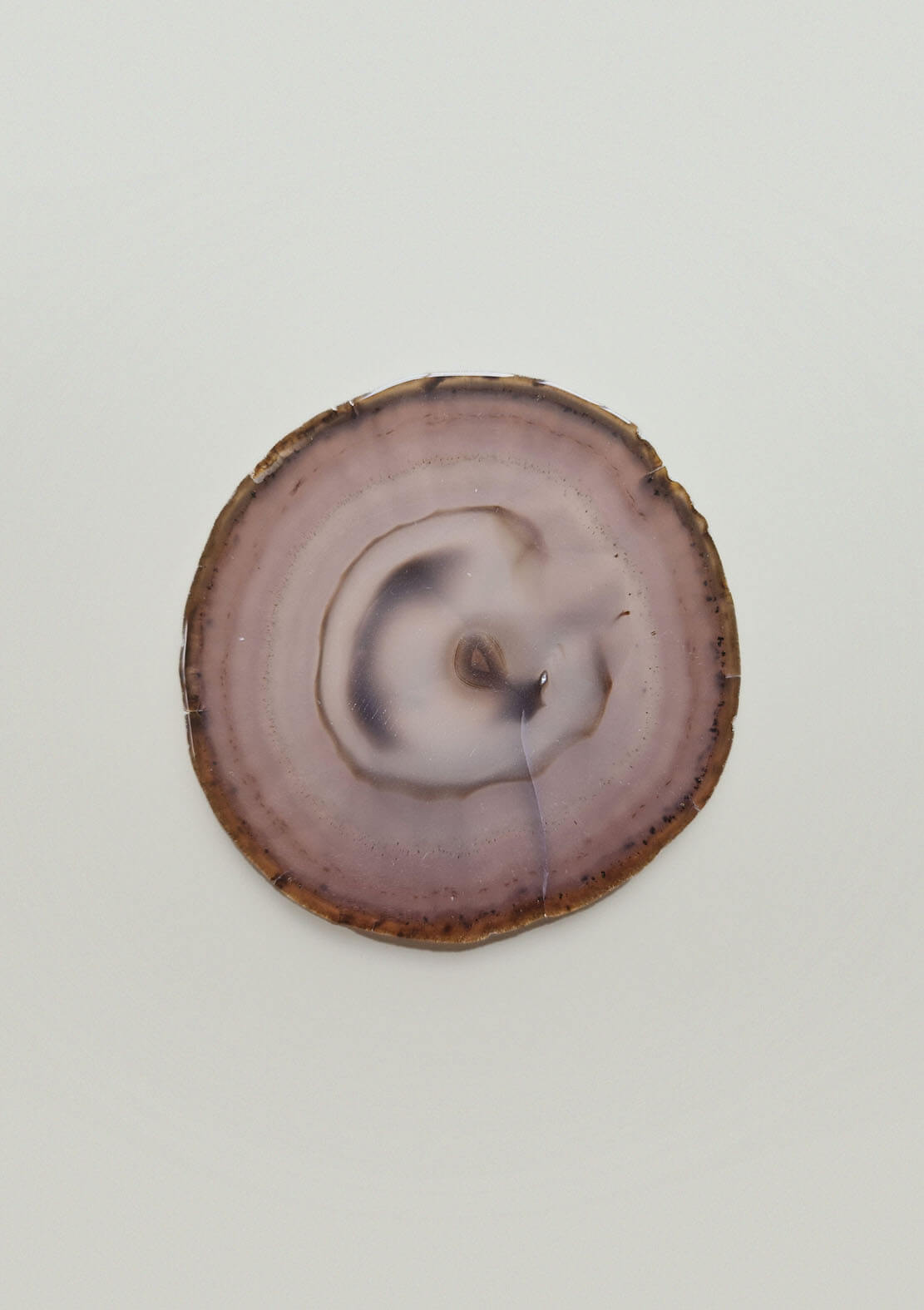 By Nature Onderzetter Hena – agaat in zachte roze en bruine tinten, uniek patroon, rechtopstaand gefotografeerd.