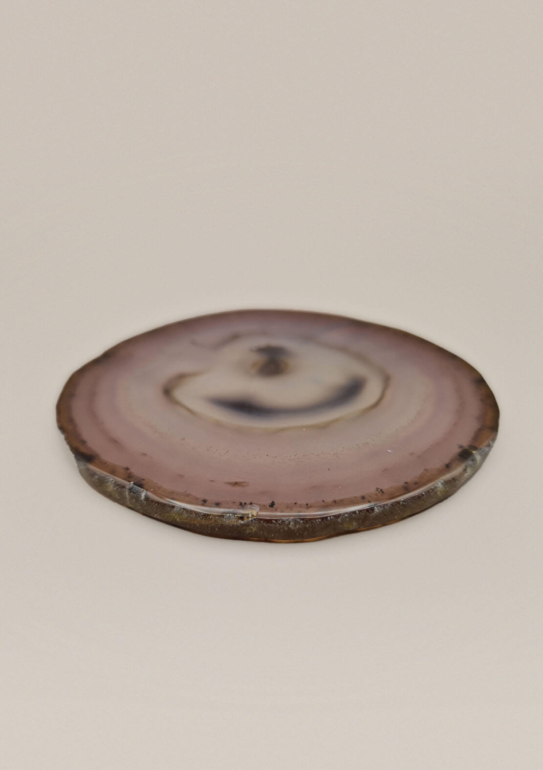 Agaat onderzetter Hena in zachte roze en bruine tinten, zijaanzicht met natuurlijke rand.