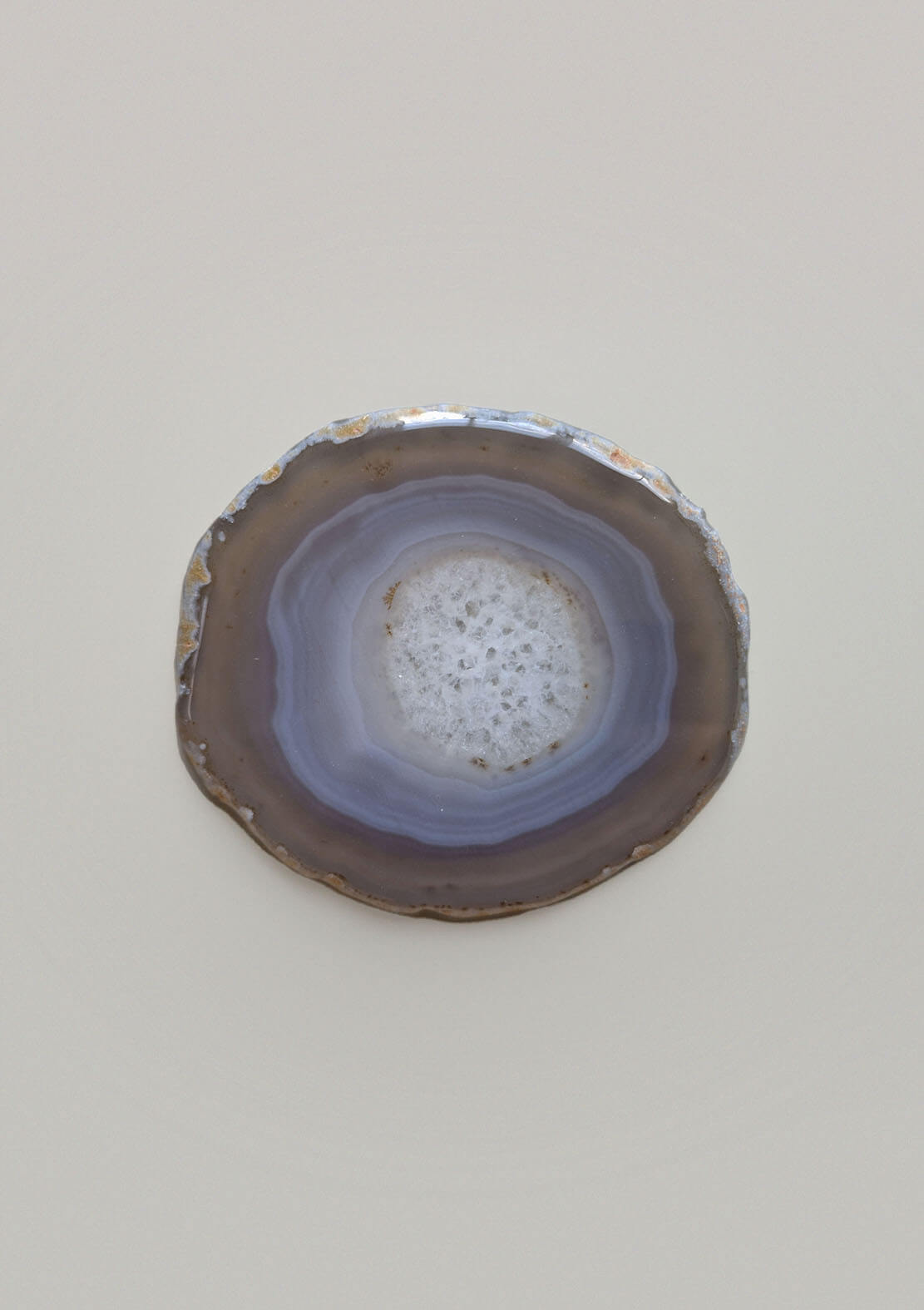 By Nature Onderzetter Lua – Bovenaanzicht; natuurlijke ringen in taupe, grijsblauw en wit.