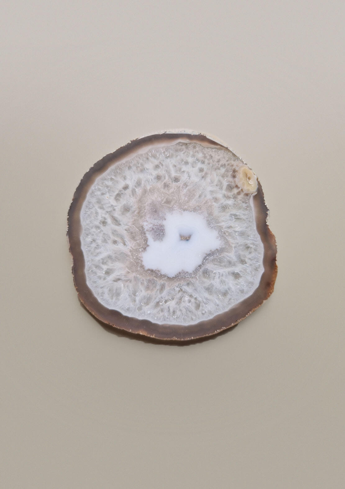 Bovenaanzicht van By Nature Onderzetter Luna, agaatsteen in wit-bruine tinten.